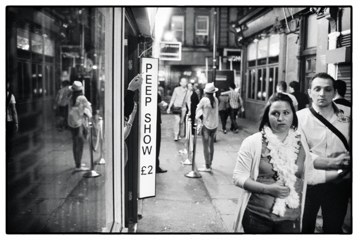 Street Photography London 2012 - Peep show £2