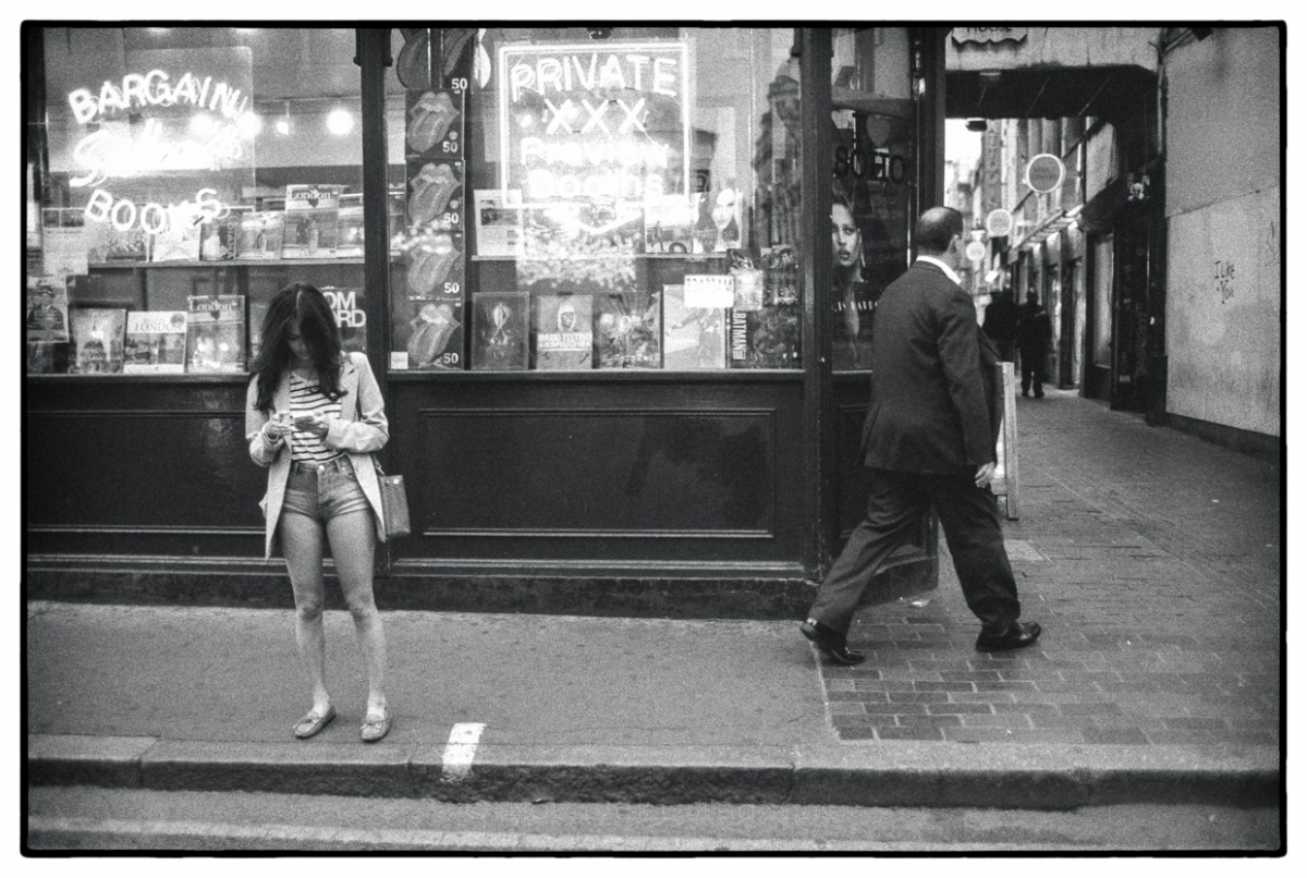 Street Photography London 2012 - Girl with short trousers